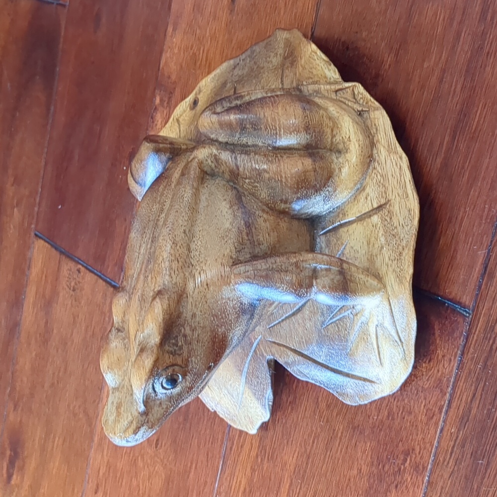 Hand Carved solid wood frog on a lily pad - Picture 4 of 10